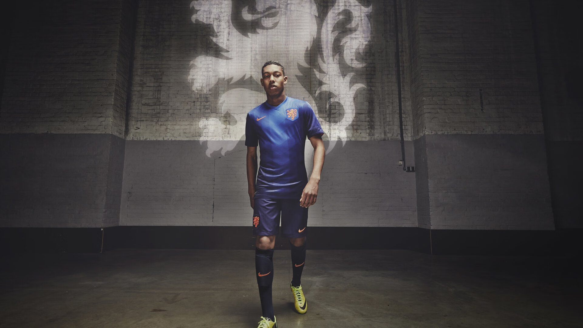 是否应鼓励主教练轮岗国际联赛提升经验，教练员在岗轮训