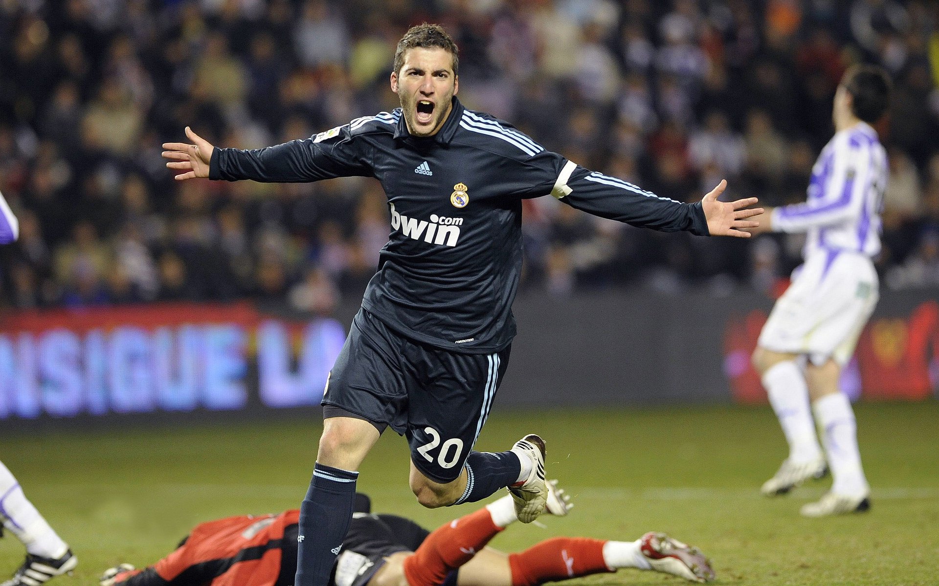 英超转会市场持续火热，英超转会期